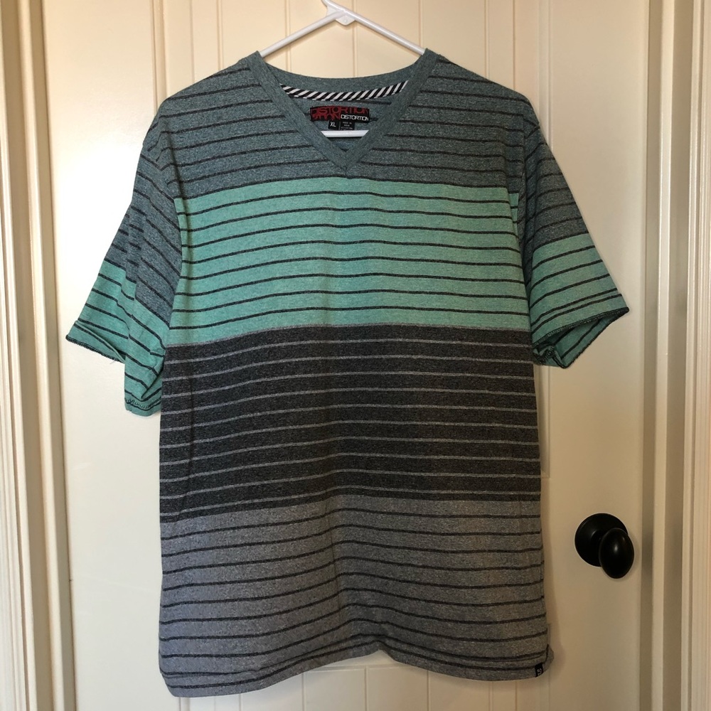 Mens V neck Distortion stripes T shirt.